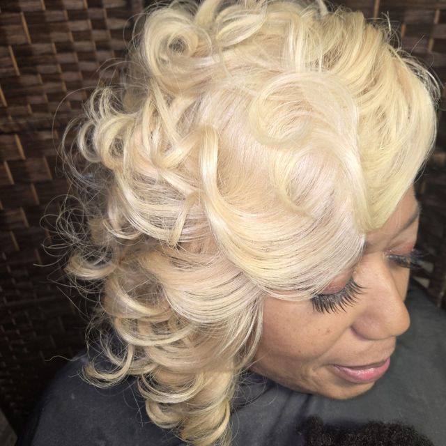 Platinum blonde short curl set with sculpted volume